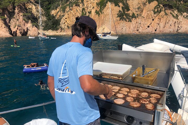 Catamaran ride -Costa Brava with barbecue and drinks. Familiar.