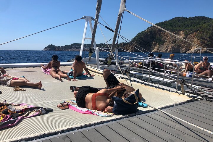 Catamaran ride -Costa Brava with barbecue and drinks. Familiar.
