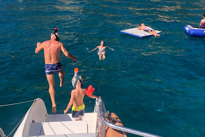 Catamaran ride -Costa Brava with barbecue and drinks. Familiar.