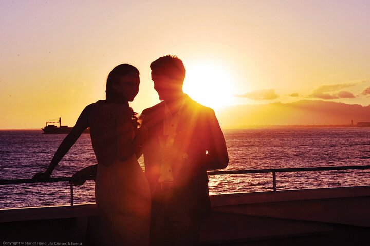 Honolulu: Pacific Star Sunset Dinner Cruise and Show