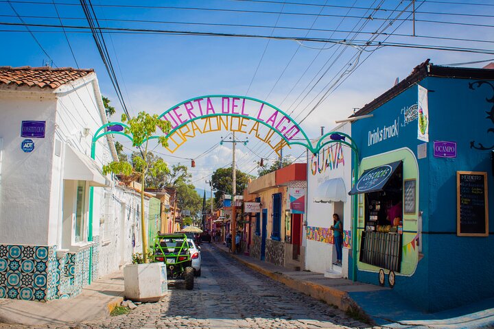 Tour to Lake Chapala, MAGIC TOWN of Ajijic from Guadalajara