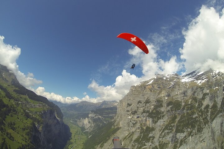Mürren: Paragliding over the Lauterbrunnen Valley