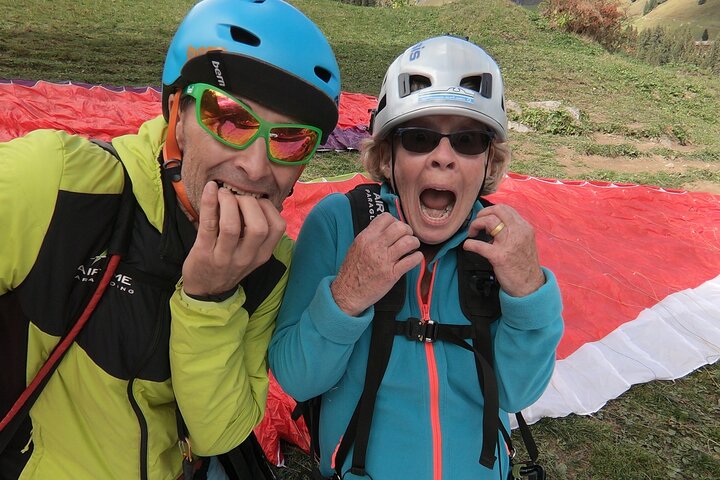Mürren: Paragliding over the Lauterbrunnen Valley