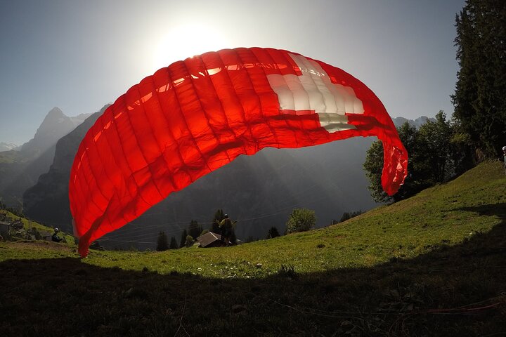 Mürren: Paragliding over the Lauterbrunnen Valley