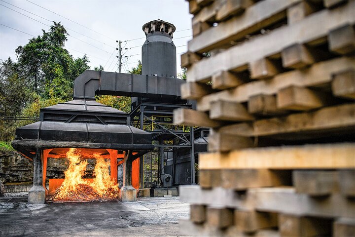 Nashville to Jack Daniel's Distillery Bus Tour + Whiskey Tastings