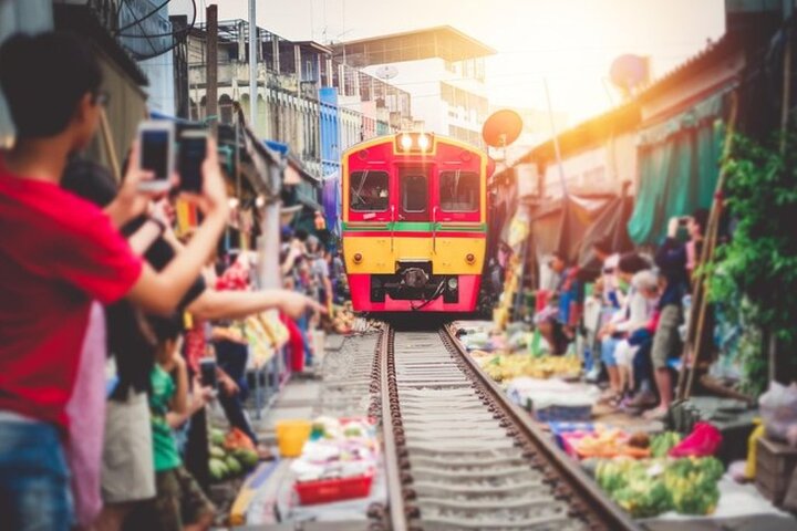 Amphawa Floating Market and Maeklong Railway Private Afternoon Tour from Hua Hin