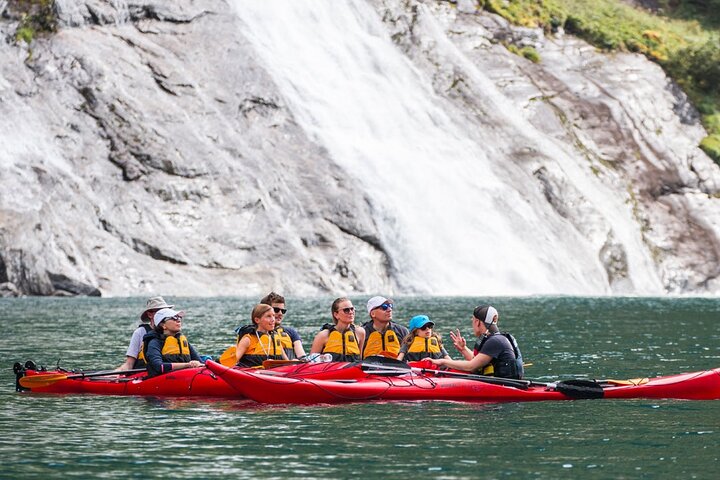 Guided kayak tour "The Seven Sister Tour" on the Geiranger Fjord - 4 h