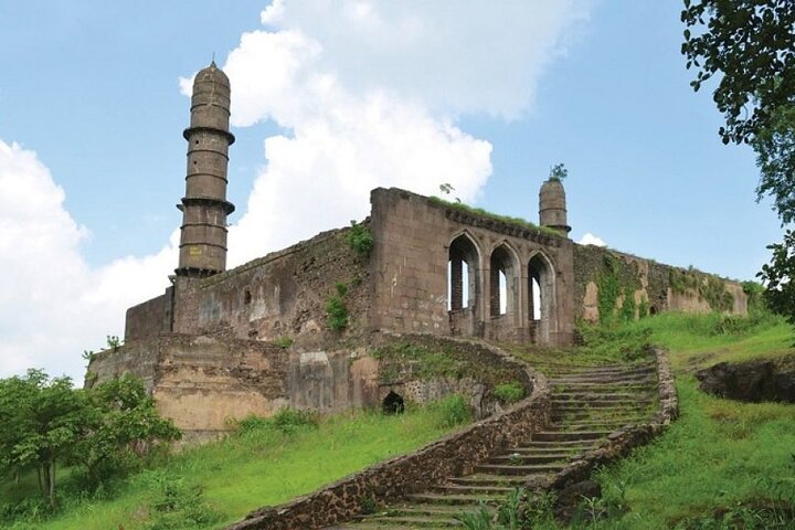 Sacred Sanctuaries: Omkareshwar & Asirgarh Fort Day Tour