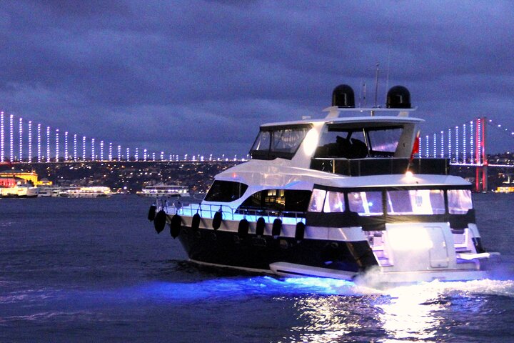 Istanbul Bosphorus Sunset Luxury Yacht Cruise with Snacks