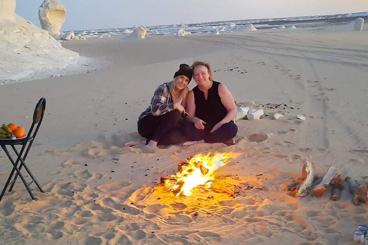 2-Day Bahariya Oasis White and Black Overnight Camping Jeep Tour