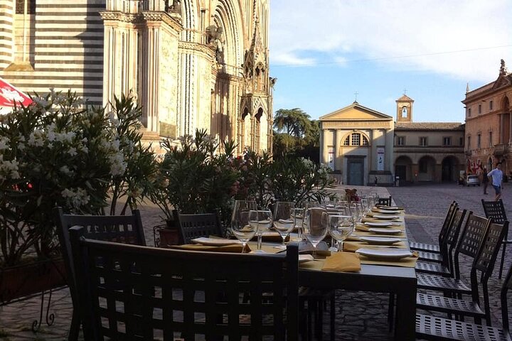 Aperitif in front of the Duomo and Orvieto Underground Caves tour