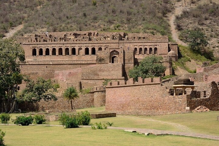 One Way Transfer From Alwar To Jaipur Via Bhangarh & Abhaneri