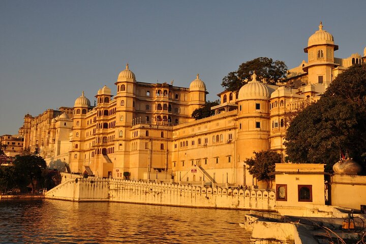 Private One Way Transfer From Mount Abu To Udaipur in AC Vehicle