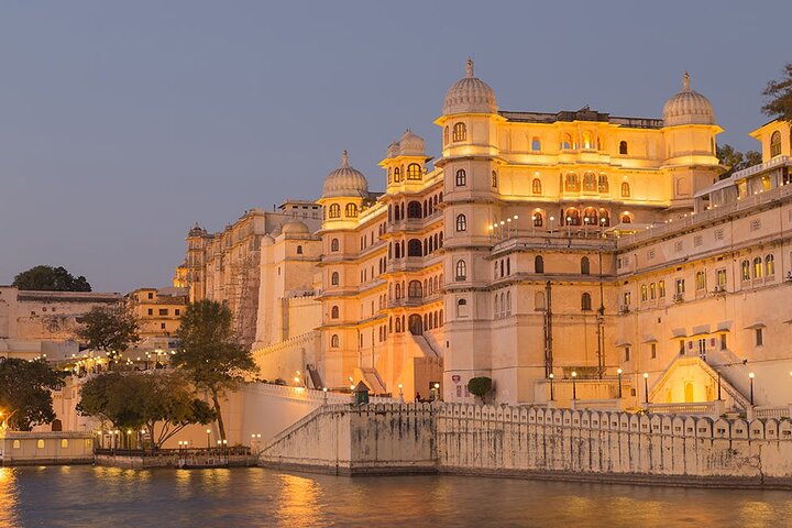 Private One Way Transfer From Mount Abu To Udaipur in AC Vehicle