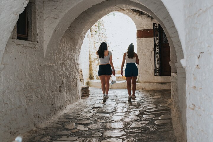 Naxos Highlights Bus Tour with Free Time for Lunch at Apeiranthos