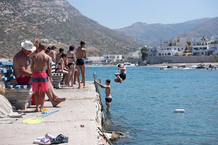 Naxos Highlights Bus Tour with Free Time for Lunch at Apeiranthos