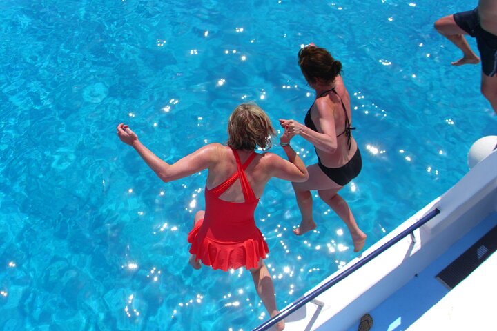APHRODITE II -LAZY DAY CRUISE-BLUE LAGOON,TURTLE COVE, with LUNCH