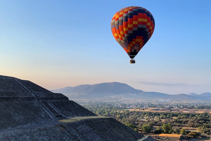 Teotihuacan Hot Air Balloon Flight from Mexico City / Volare