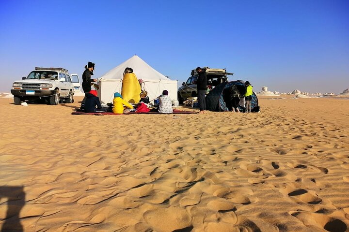 2-Day Bahariya Oasis White and Black Overnight Camping Jeep Tour