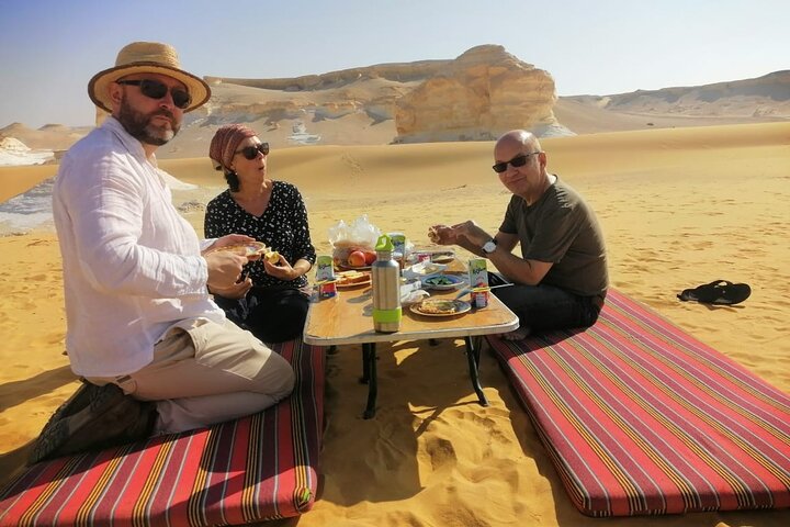 2-Day Bahariya Oasis White and Black Overnight Camping Jeep Tour