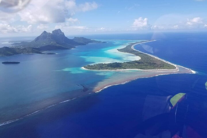 Private flight, in a light plane over the Polynesian motus from Raiatea