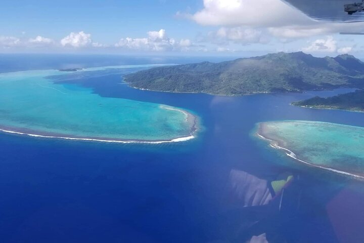 Private flight, in a light plane over the Polynesian motus from Raiatea