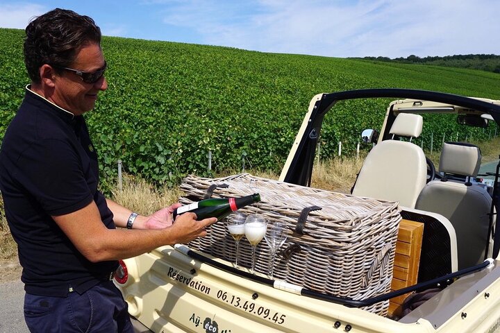 Guided tour of the Aÿ vineyard and Champagne tasting