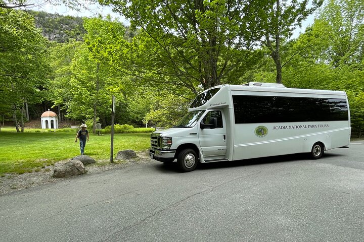 Premium Narrated Bus Tour of Bar Harbor and Acadia National Park (3.5 Hours)