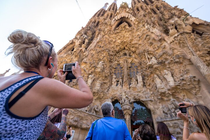 Sagrada Familia Guided Tour with Skip The Line Access