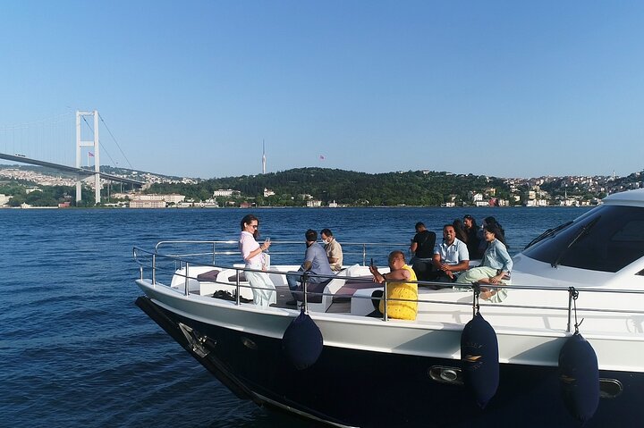 Istanbul Bosphorus Sunset Luxury Yacht Cruise with Snacks