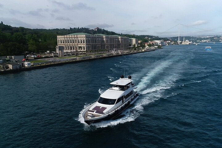 Istanbul Bosphorus Sunset Luxury Yacht Cruise with Snacks