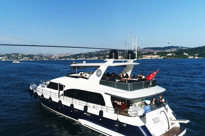 Istanbul Bosphorus Sunset Luxury Yacht Cruise with Snacks