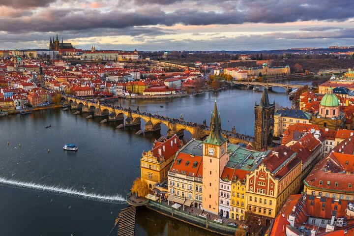 Best of Prague Guided Tour and Cruise with Authentic Czech Lunch
