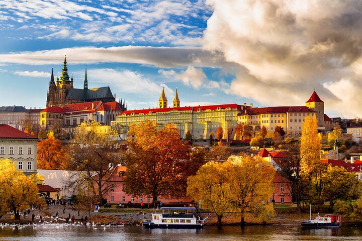 Best of Prague Guided Tour and Cruise with Authentic Czech Lunch