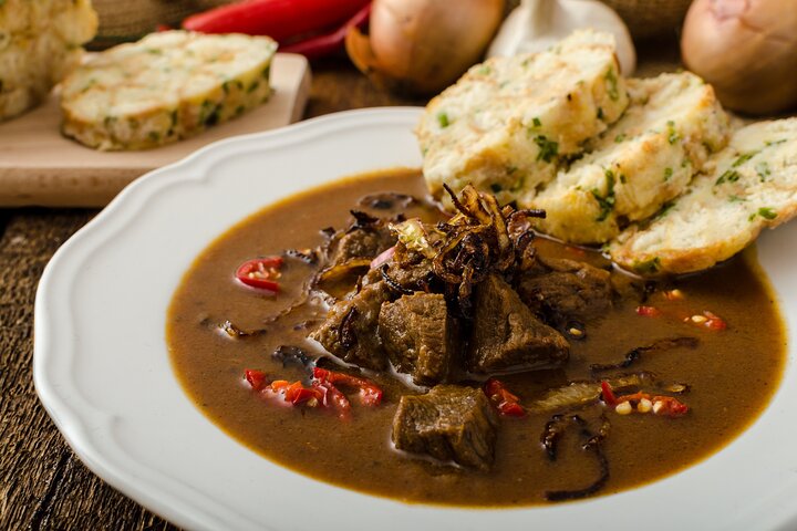 Best of Prague Guided Tour and Cruise with Authentic Czech Lunch