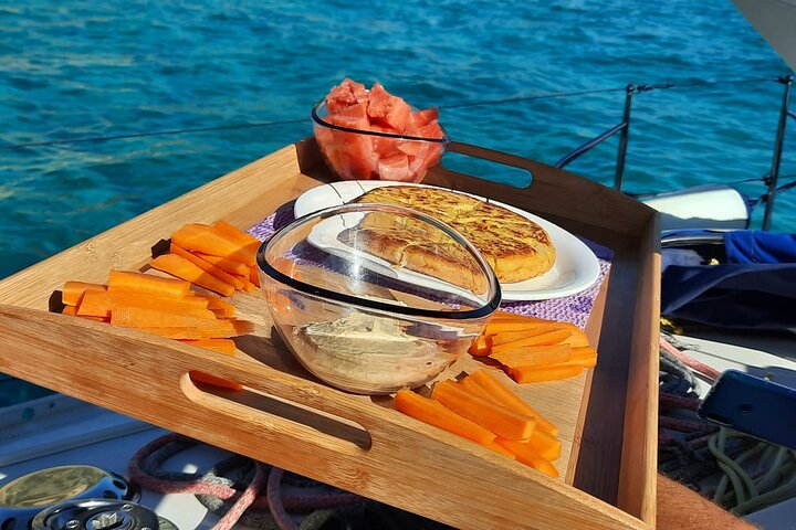 Mallorca Sailing Adventure with Snorkeling, Snacks & Drinks