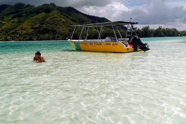 Snorkeling excursion and encounter with marine fauna in Moorea