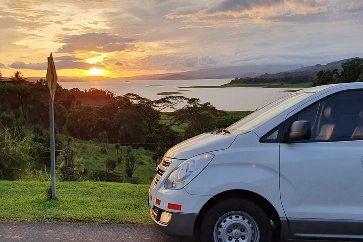 Liberia Airport (LIR) to La Fortuna/Arenal: Private VIP Transfer
