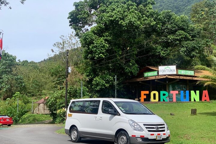 Liberia Airport (LIR) to La Fortuna/Arenal: Private VIP Transfer