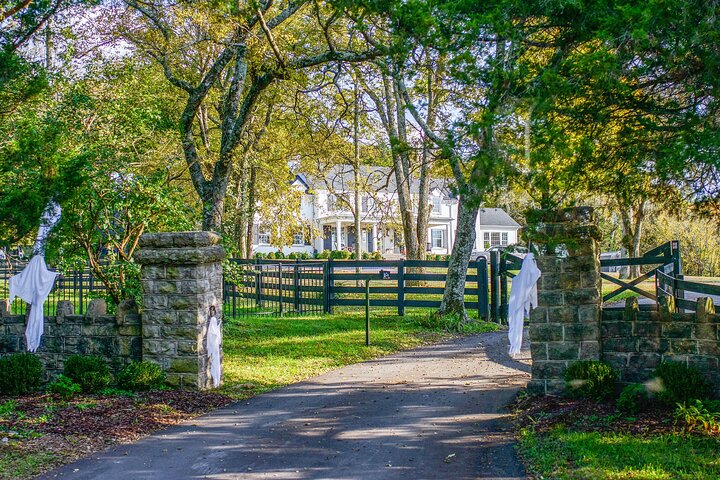 Nashville "Homes Of The Stars" Narrated Bus Tour with 30+ Celebrity Homes