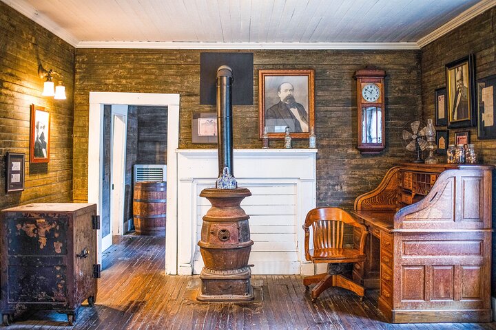 Nashville to Jack Daniel's Distillery Bus Tour + Whiskey Tastings