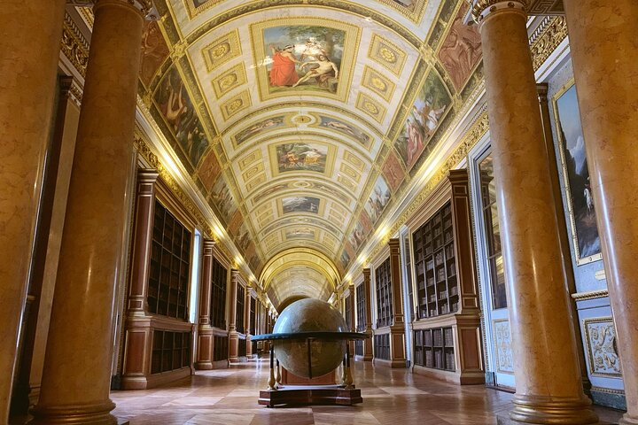 Private Tour in Fontainebleau Palace with Skip-The-Line Ticket
