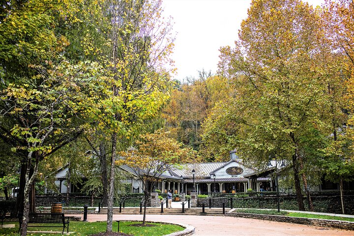 Nashville to Jack Daniel's Distillery Bus Tour + Whiskey Tastings