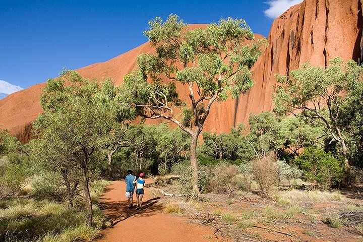 Full Uluru Base Walk at Sunrise Including breakfast