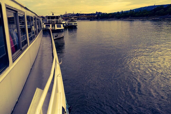 Budapest: 1-Hour Highlights Cruise with Welcome Drink