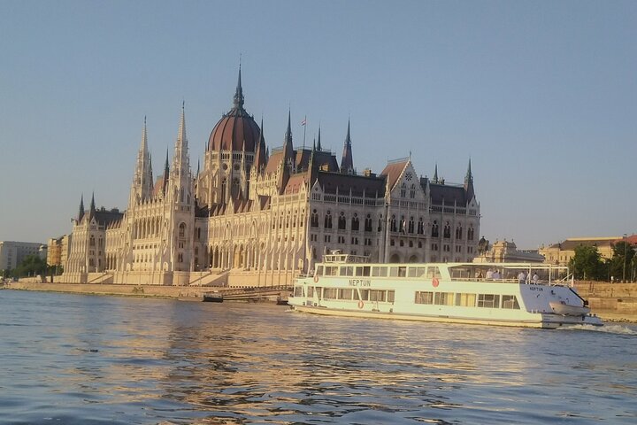 Budapest: 1-Hour Highlights Cruise with Welcome Drink