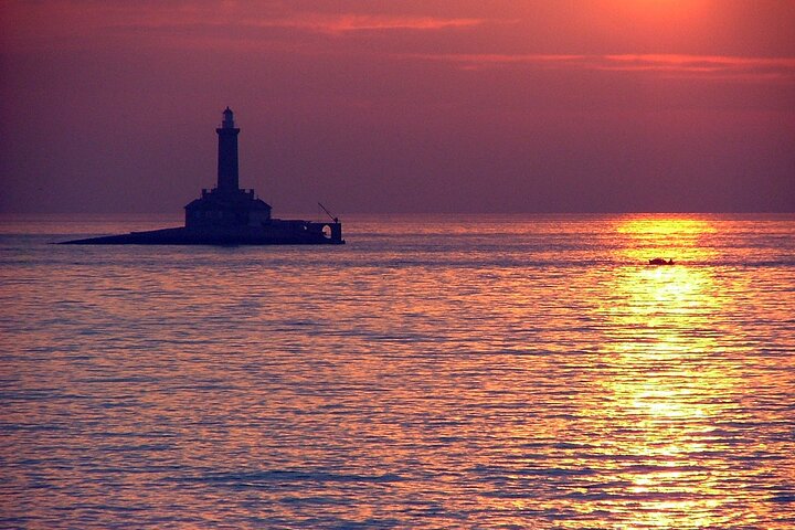 3Hour ALL-INCLUSIVE Sunset Dolphin Watching from Medulin onSandra
