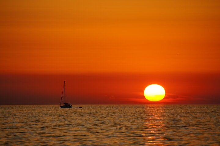 3Hour ALL-INCLUSIVE Sunset Dolphin Watching from Medulin onSandra