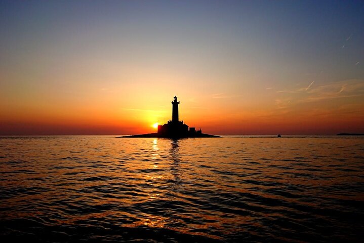 3Hour ALL-INCLUSIVE Sunset Dolphin Watching from Medulin onSandra