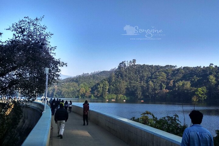 4 Nights Private Deluxe Tour Cochin/Munnar/Thekkady/Houseboat
